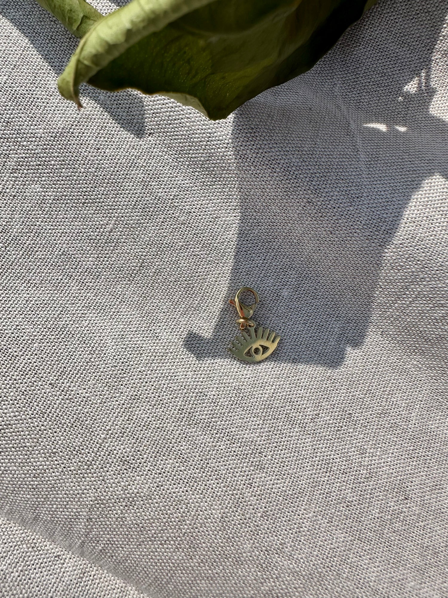 Charm oeil doré