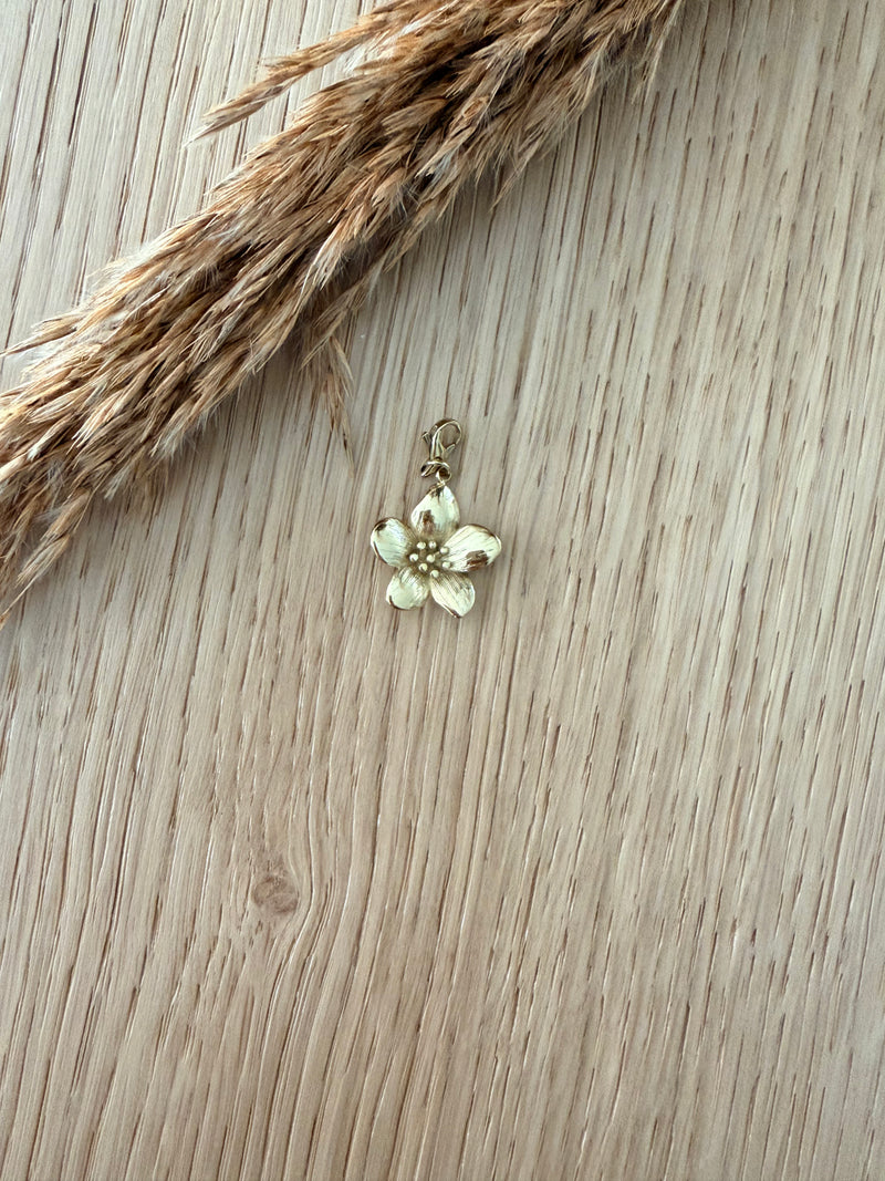 Charm fleur texturée